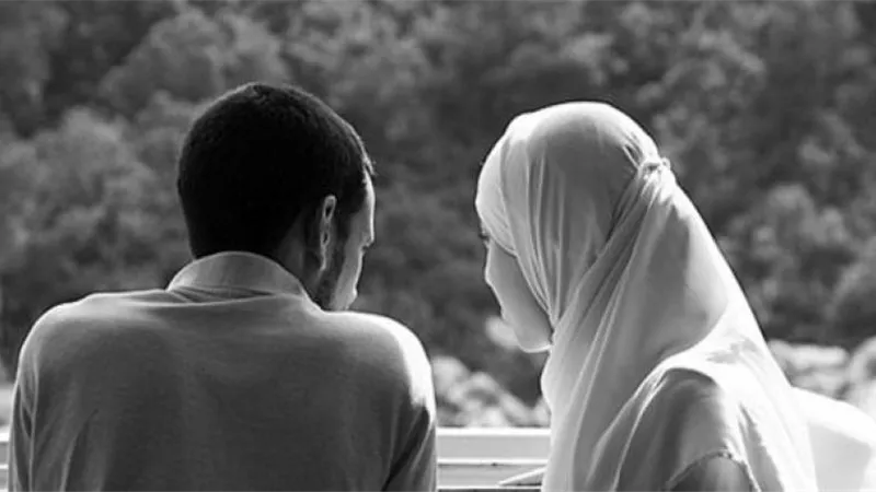 الإفتاء تحسم الجدل..هل يفسد تقبيل الزوجة في نهار رمضان الصيام ومتى يجوز؟