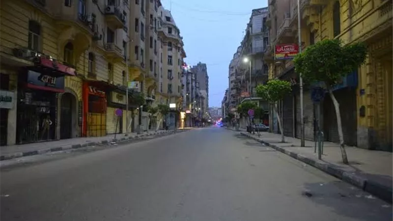الحكومة تحسم الجدل .. حقيقة فرض حظر تجول وإيقاف وسائل النقل وإغلاق المحال