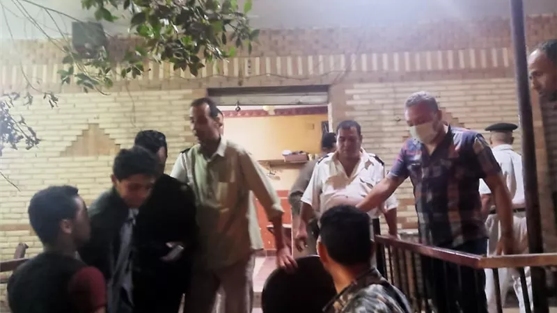 مصادرة 25 شيشة و27 كرسي و7 ترابيزة وغرامات لعدم ارتداء الكمامة في حملة اشغالات بالصف