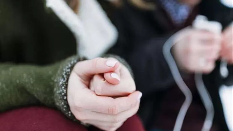 تنذر بإصابتك بمرض خطير..طبيب يحذر من الشعور بالبرودة في اليد