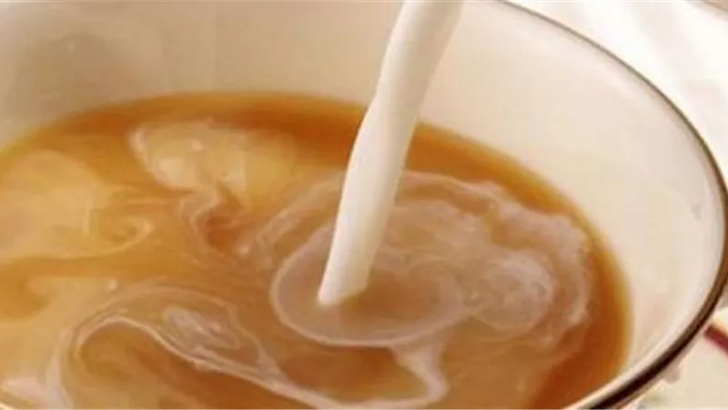 يسبب هذا الضرر للجسم..طبيبة تحذر من خطر تناول الشاي بلبن