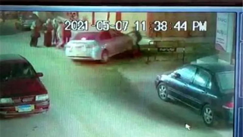 لقطات صادمة.. كاميرا مراقبة تبين دهس سيارة لـ٣ أطفال ومصرع أحدهم | شاهد 