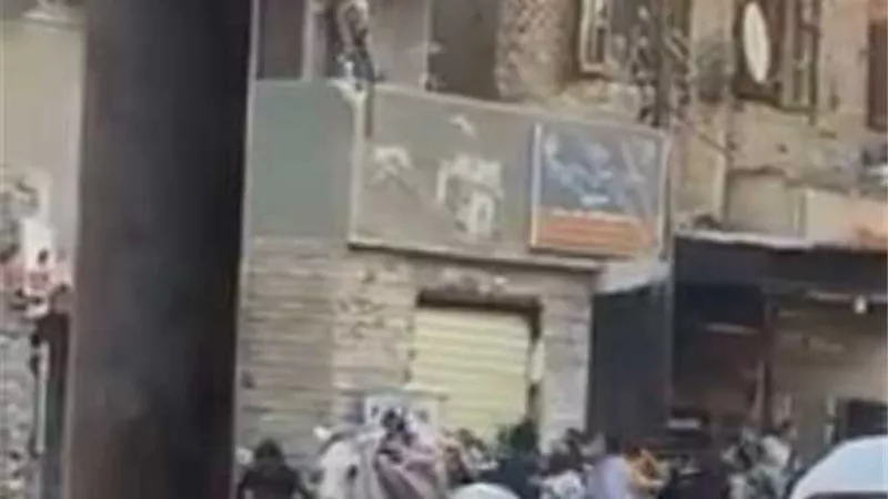 فلوسه ما بتخلص..مهندس يثير الجدل في نهار رمضان ويلقي أموالا على المارة | شاهد