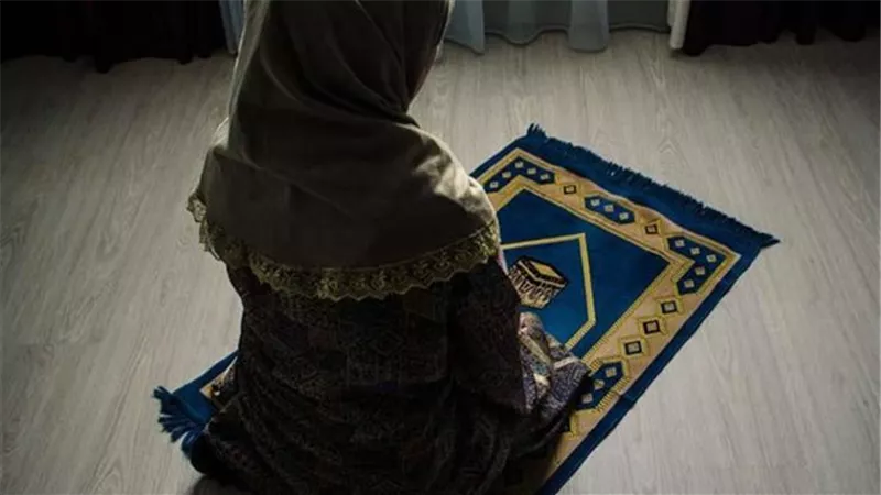 الإفتاء تحسم الجدل..ما حكم صلاة المرأة خلف إمام التليفزيون؟