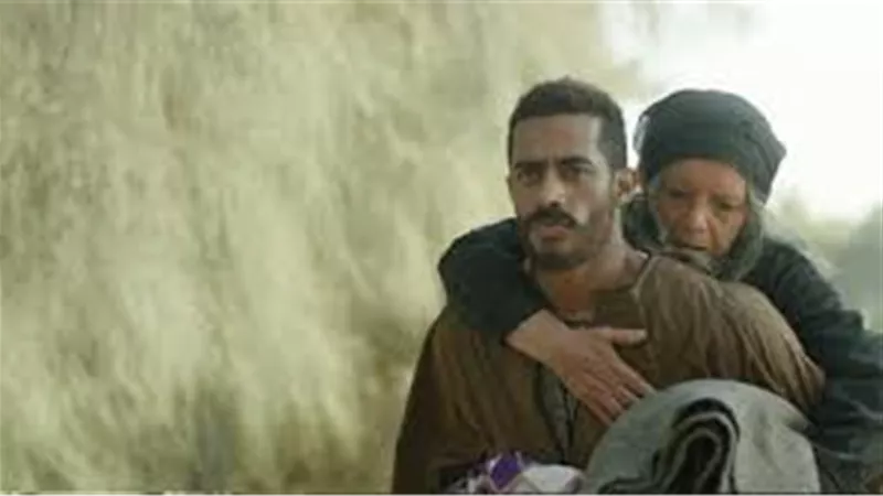فعلها محمد رمضان في موسى.. ما حكم وضع التراب فوق الرأس عند الحزن؟ | شاهد