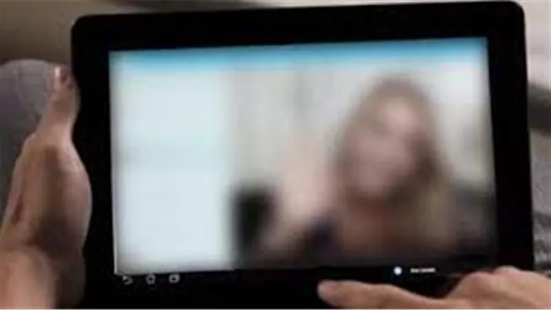 ابتز سيدة بصور وفيديوهات خاصة .. تفاصيل مثيرة في ضبط عامل بمحل صيانة موبايلات
