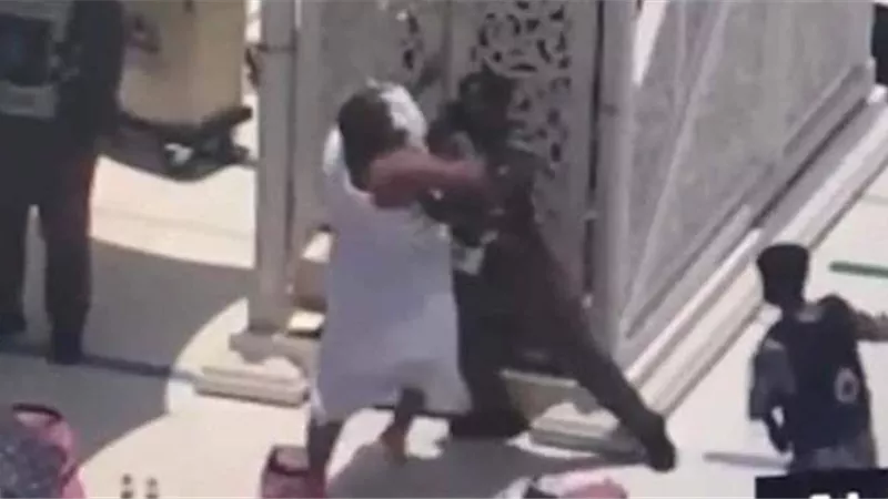 أنا المهدي المنتظر.. القصة الكاملة لمحاولة اقتحام شخص الحرم المكي | شاهد