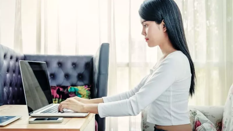 حقائق صادمة عن متلازمة المؤخرة الميتة التي تحدث بسبب الجلوس لفترة طويلة