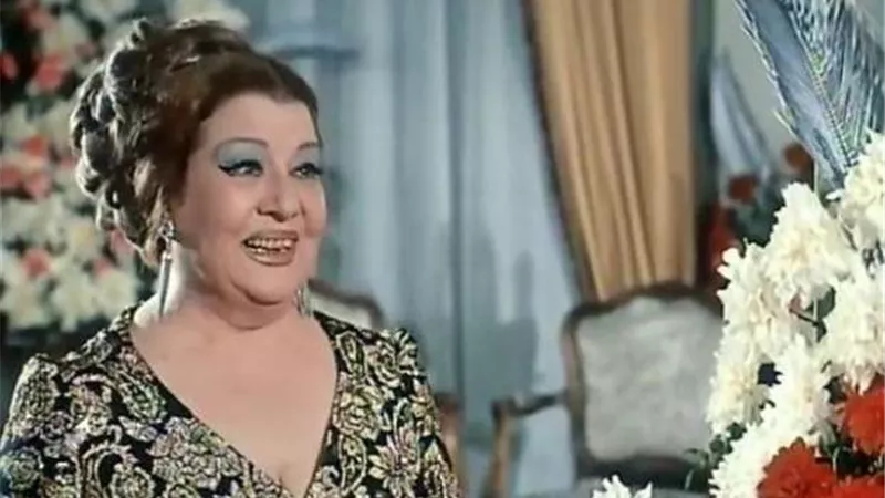 لغز وجود فنانة وسائح بشقتها.. حكاية سقوط ميمي شكيب من شرفة منزلها