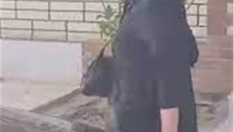 شاهد..دنيا سمير غانم تجهش بـ البكاء أمام قبر والدها