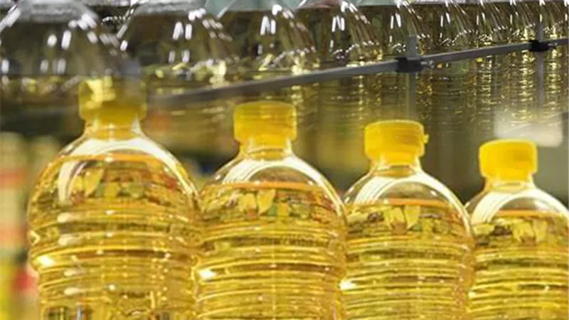 تعرف على.. الأسعار الجديدة لعبوات الزيت بالتموين