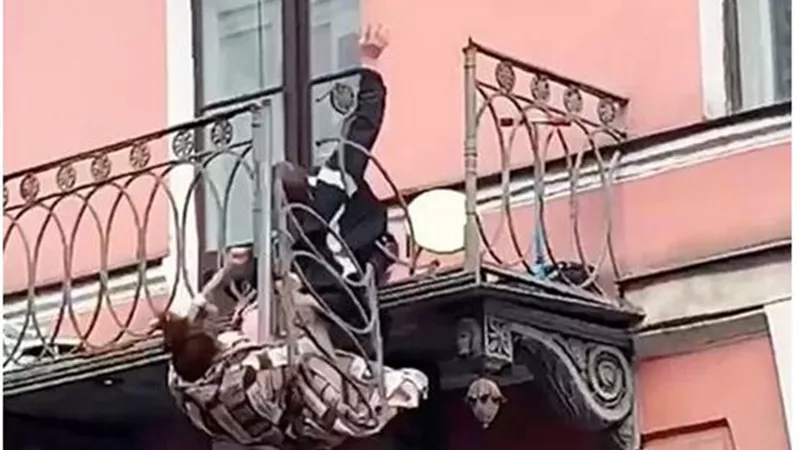 تفاصيل مثيرة..خلاف بين زوجين ينتهي بسقوطهما من شرفة منزلهما