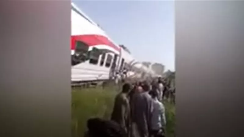 عاجل.. لحظة خروج عربة قطار عن القضبان ببني سويف | شاهد