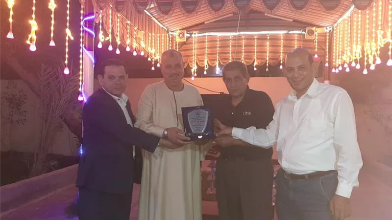 نقابة المعلمين بالصف تكرم العمدة المثالي على مستوى محافظة الجيزة لدوره الفعال في العملية التعليمية