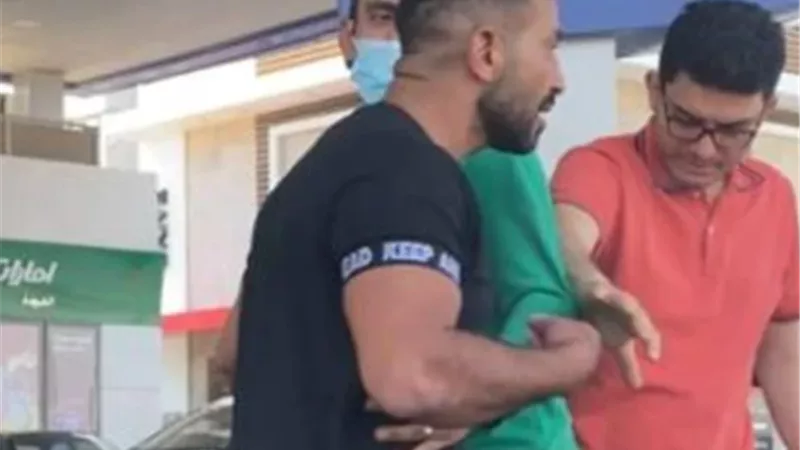 بتكلم مين كده يلا.. أحمد سعد يضرب شابًا بـ القلم في محطة بنزين