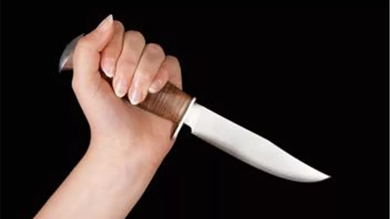بالسكين.. مريضة نفسيًا تطعن طفلة في الشارع وتحاول الانتحار