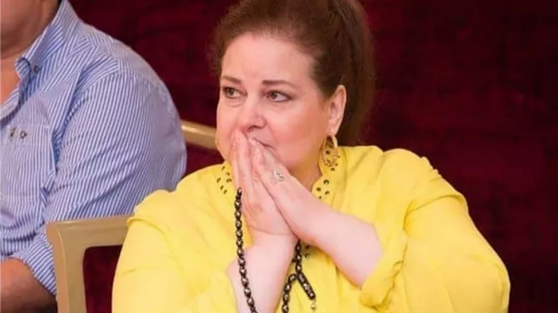 رغم تعبها.. موقف إنساني لـ دلال عبدالعزيز مع سيدة مريضة في المستشفى | شاهد