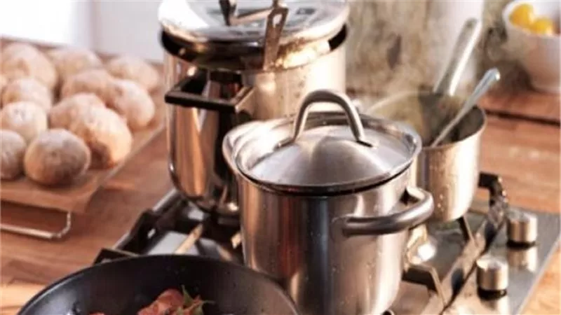 سموم مخفية تضر بالصحة.. احذر الطهي في هذه الأواني
