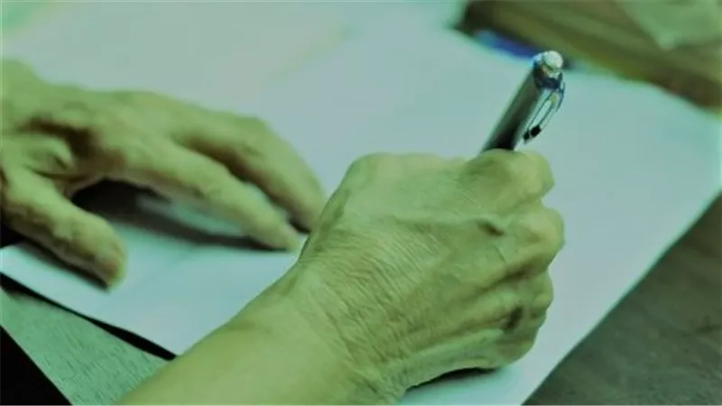 راقب نفسك.. علامة تدل على إصابتك بـ مرض عصبي يؤثر على الحركة