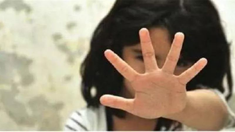لقطات مثيرة.. مراهقة تستخدم حيلة ذكية تساعد الشرطة على تعقب متحرش حاول اختطافها | فيديو 
