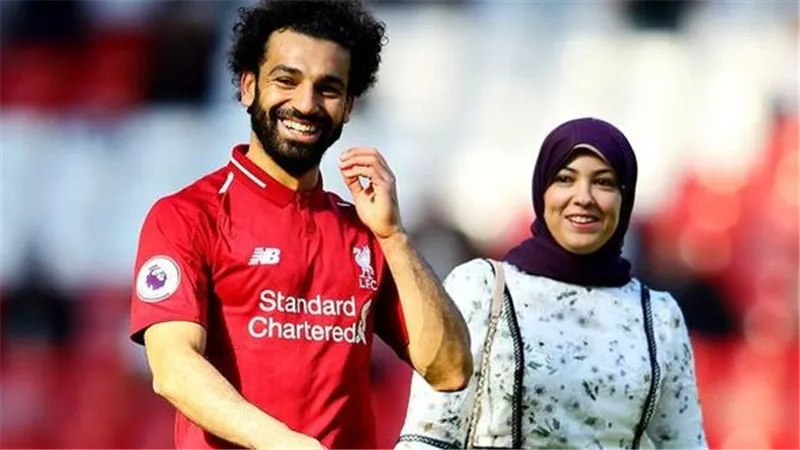 حقيقة انفصال محمد صلاح عن زوجته.. وأسباب وجودها في منزل العائلة بمسقط رأس اللاعب