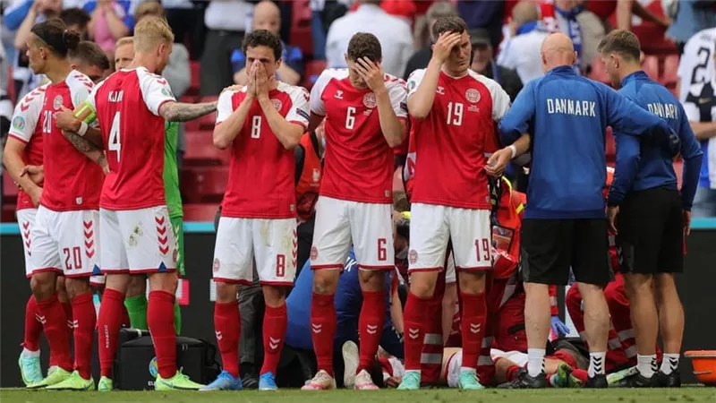 إصابة مرعبة لنجم منتخب الدنمارك أمام فنلندا أثناء المباراة.. وبكاء زملائه