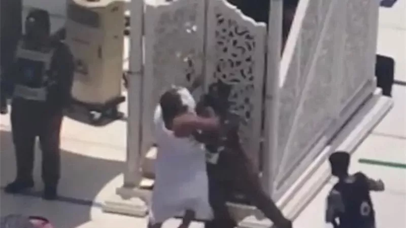 شاهد..لحظة القبض على شخص حاول اعتلاء منبر الحرم المكي