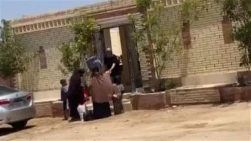 رحمة على روح سمير غانم.. توزيع الطعام والأموال أمام مقبرته