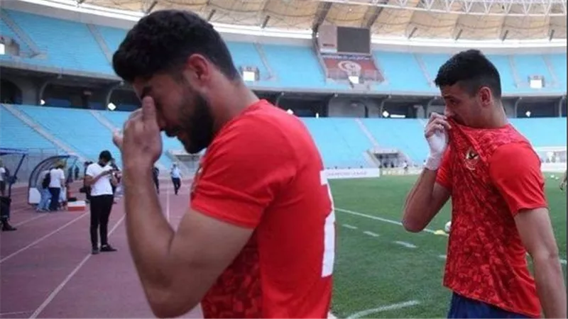 بسبب الغاز المسيل والاشتباكات.. قرار عاجل من حكم مباراة الأهلي والترجي