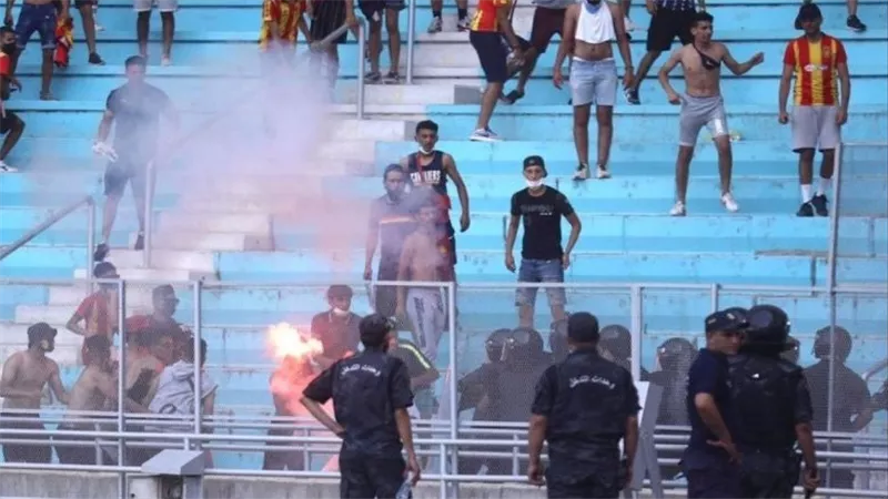 قنابل كيماوية محظورة.. خبير لوائح يفجر مفاجأة في شغب مباراة الأهلي والترجي