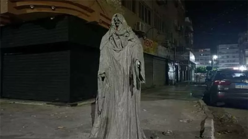 مجسم خشبي مكسو بالقماش..قصة التمثال المرعب في الإسماعيلية