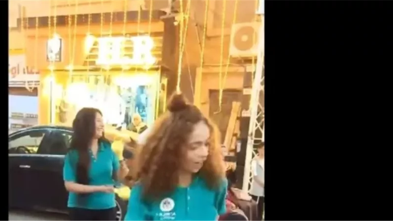 على أغاني المهرجانات.. رقص جريء لفتيات بافتتاح محل 