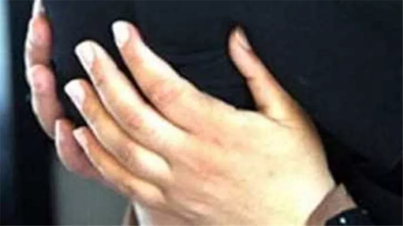 من أجل أولادي..اعترافات زوج شاهد زوجته عارية في أحضان ابن مرات أبوها 