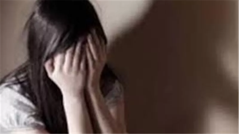 مفاجأة كبرى.. اتهامات جديدة لـ مغني شهير بالتحرش بالقاصرات | شاهد