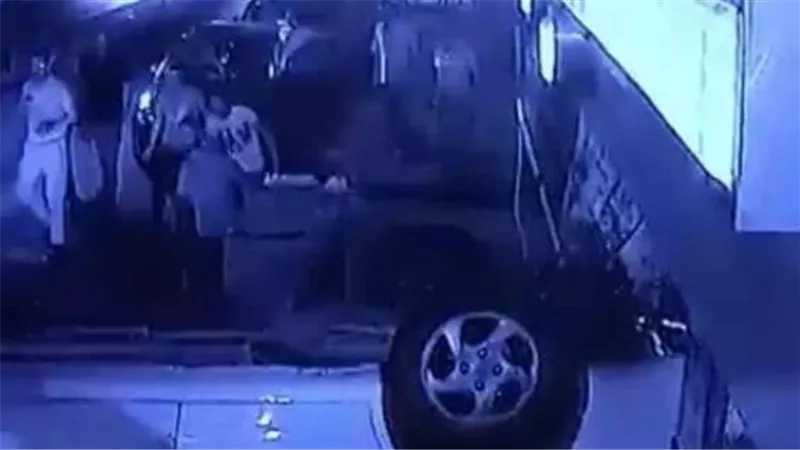 مشهد مرعب.. لحظة سقوط سيارة من أعلى كوبرى أكتوبر على المواطنين| شاهد