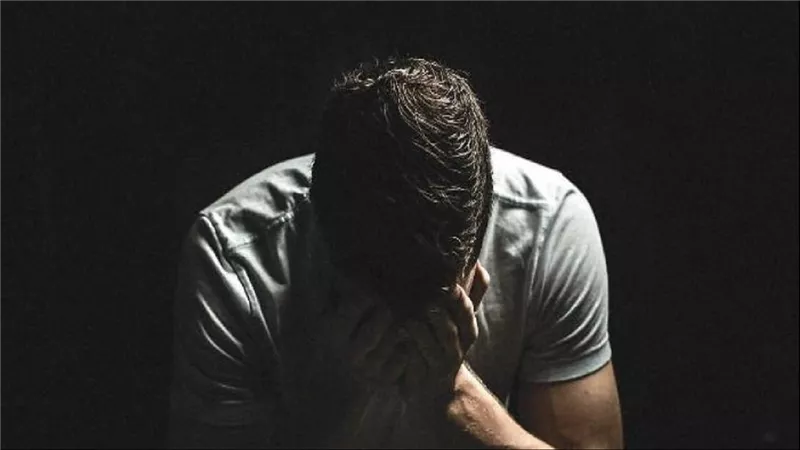 طلب صور وروج للإباحية.. تفاصيل اتهام مصمم أزياء شهير بالتحرش بالرجال| شاهد