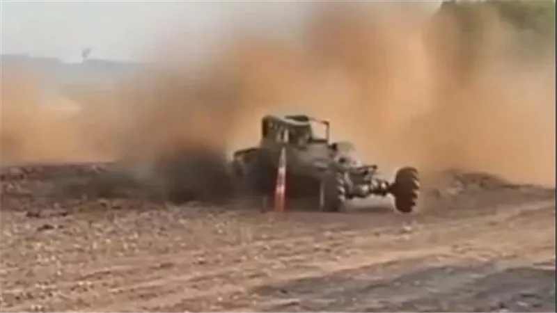 سيارة سباق تدهس المتفرجين بعد خروجها عن مسارها.. شاهد آخر لحظاتهم