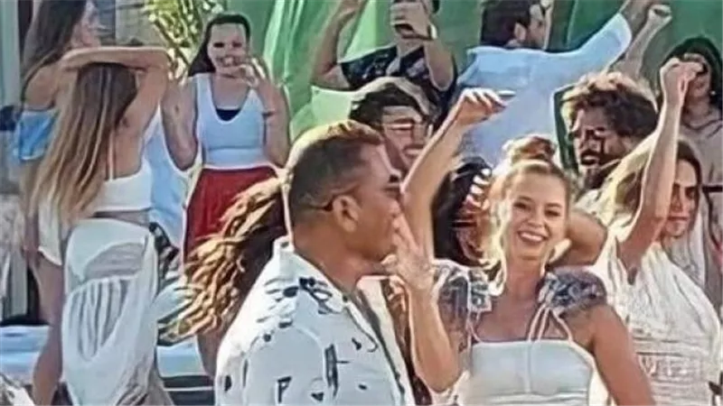 «وصلة رقص مع موديلز».. مشاهد مثيرة من أغنية عمرو دياب الجديدة