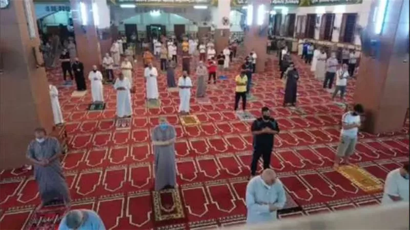 فعل غير أخلاقي داخل المسجد.. وزارة الأوقاف توقف عامل عن العمل 