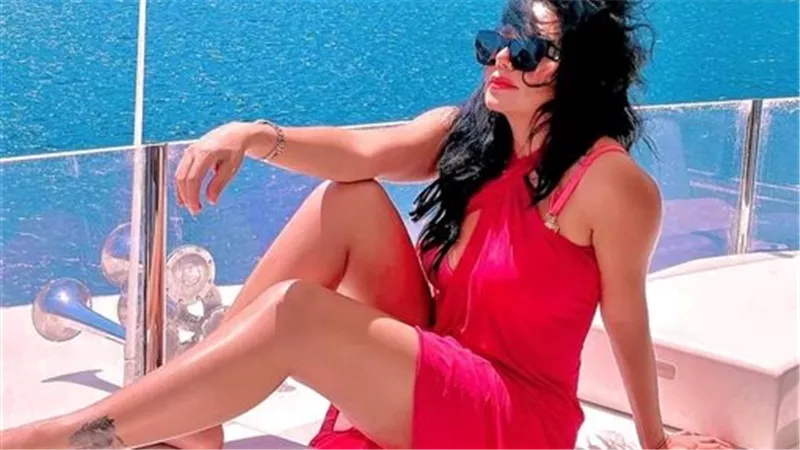 بالأحمر... صور ساخنة لرانيا يوسف خلال رحلتها البحرية | شاهد