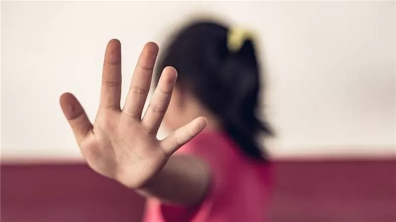 بابا اتحرش بيا.. تفاصيل صادمة في معاناة مراهقة مع والديها