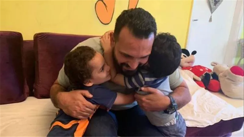 رماهم في الشارع ومش عايزهم.. أب يتنازل عن طفليه في المرج ببلاش