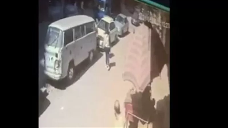 مشاهد قاسية.. شاب يعتدي بالضرب على فتاة في الشارع ويتحرش بها| شاهد
