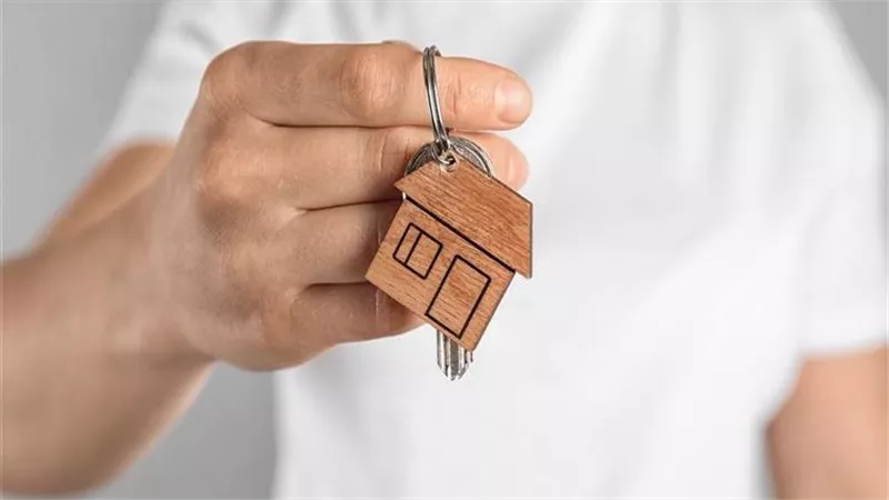 ما حكم الشرع في إقامة الأخ مع أخيه المتزوج في بيت الزوجية؟