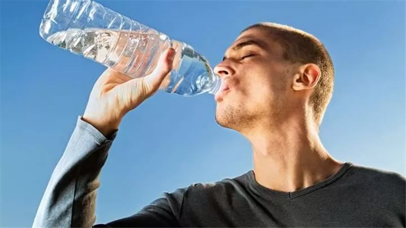 اشرب ميه واقبض 15 الف دولار.. تعرف علي تفاصيل وظيفة الأحلام 