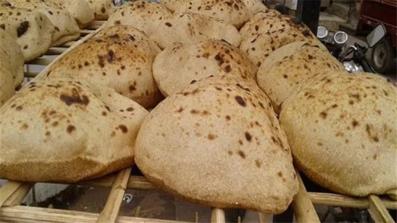 كذبه البعض وسخر منه آخرين.. مواطن يعثر على 20 جنيها داخل رغيف عيش| شاهد