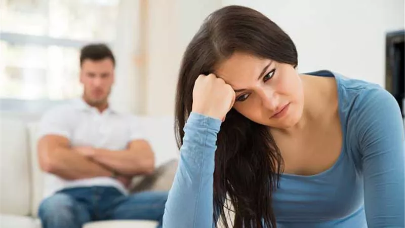 بيتعامل معايا زي صحابه..الإفتاء توضح حكم إهمال الزوج لأنوثة زوجته