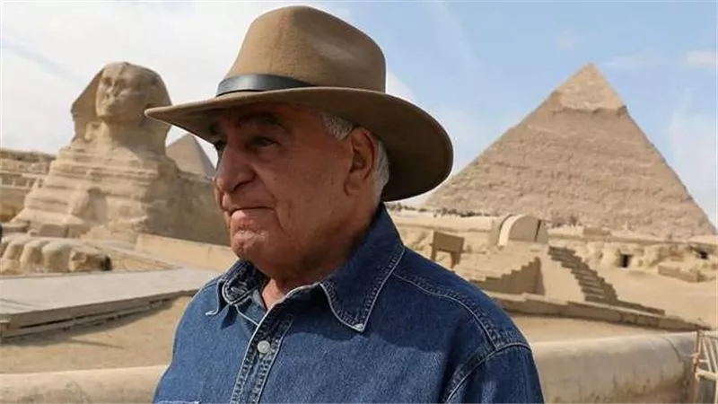بعد القبض على حسن راتب وعلاء حسانين.. حقيقة منع زاهي حواس من السفر 