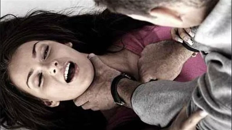 مأساة بشعة في عز النهار..اغتصاب فتاة في الشارع |شاهد