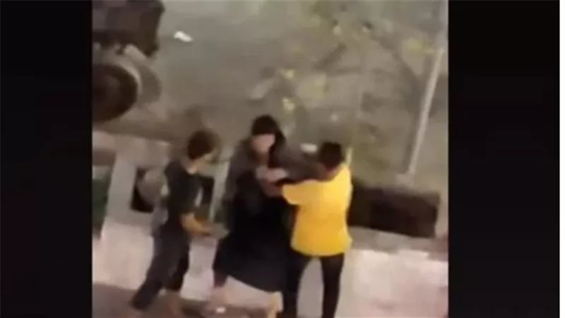 الفتاة نفت التهمة.. مقطع فيديو لتحرش عاملين بفتاة بالفيوم
